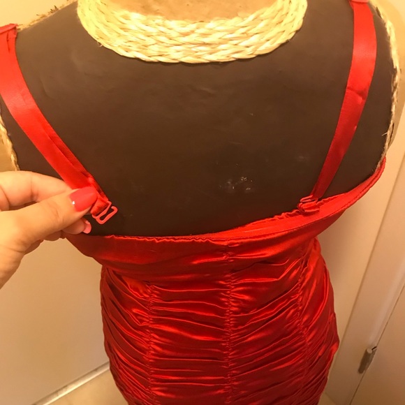 Red silky strapless express dress - Picture 7 of 8